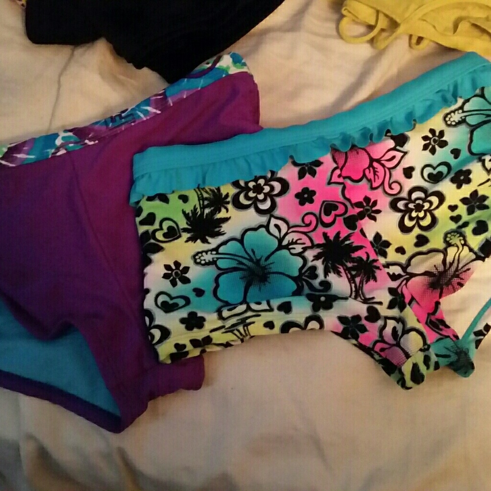 Swim bottoms come with a free tote just not in pic
